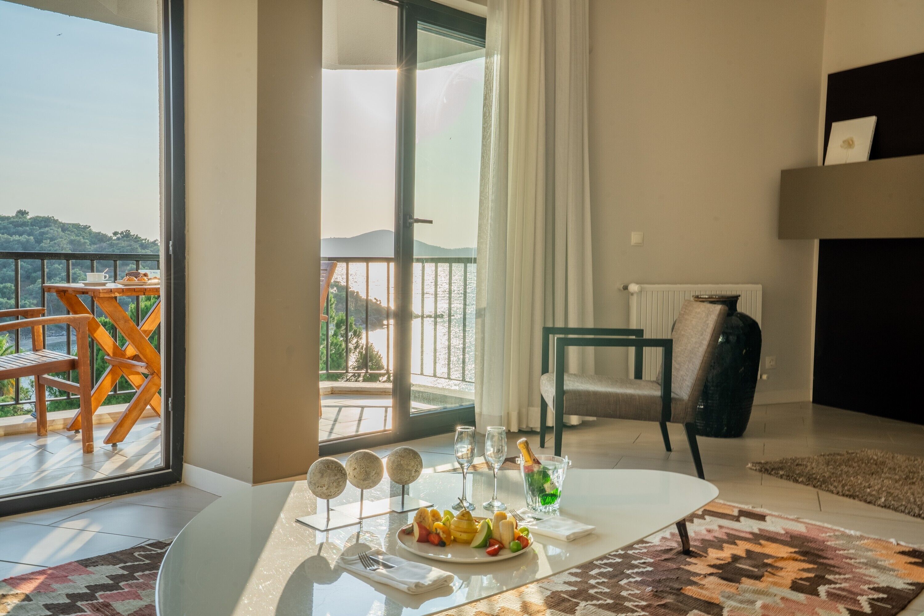 executive suite | living area | lcd tv