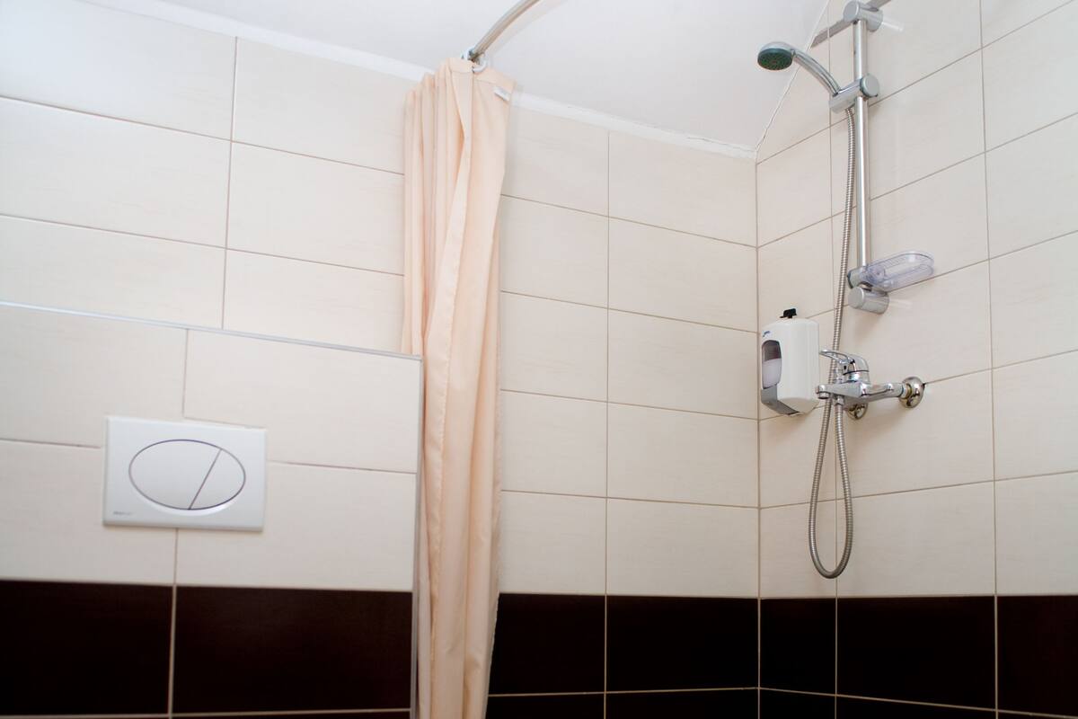 free toiletries, towels