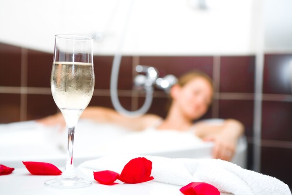 Standard-sviitti, 1 parisänky ja vuodesohva | Kylpyhuone | Ilmaiset hygieniatuotteet, pyyhkeet