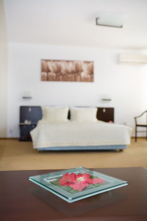 Standard-sviitti, 1 parisänky ja vuodesohva | Minibaari, työpöytä, ilmainen Wi-Fi