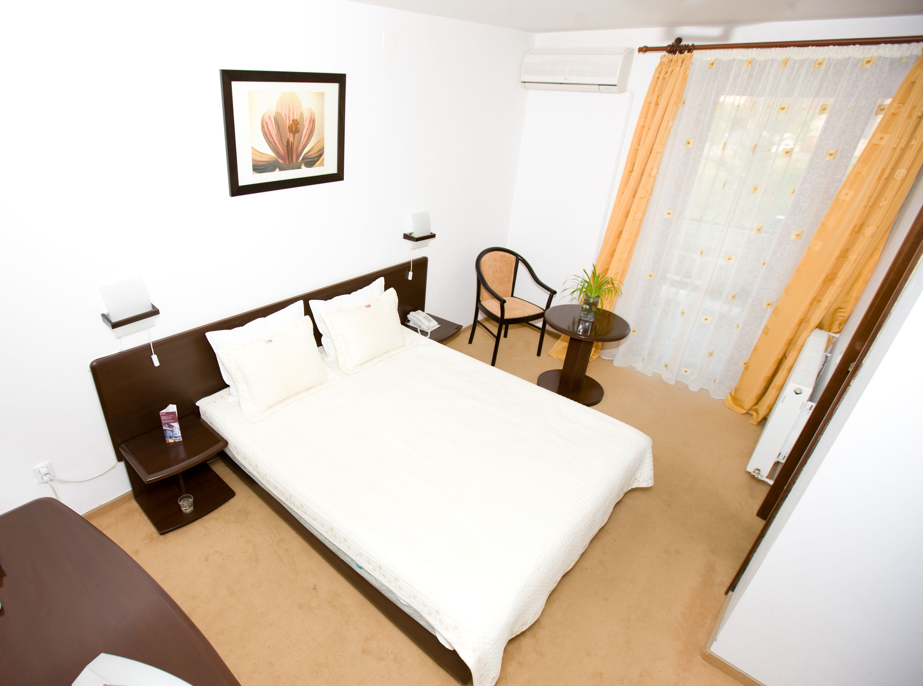 minibar, desk, free wifi