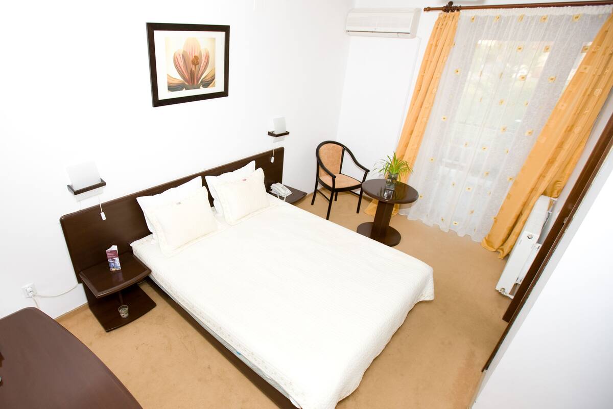 minibar, desk, free wifi