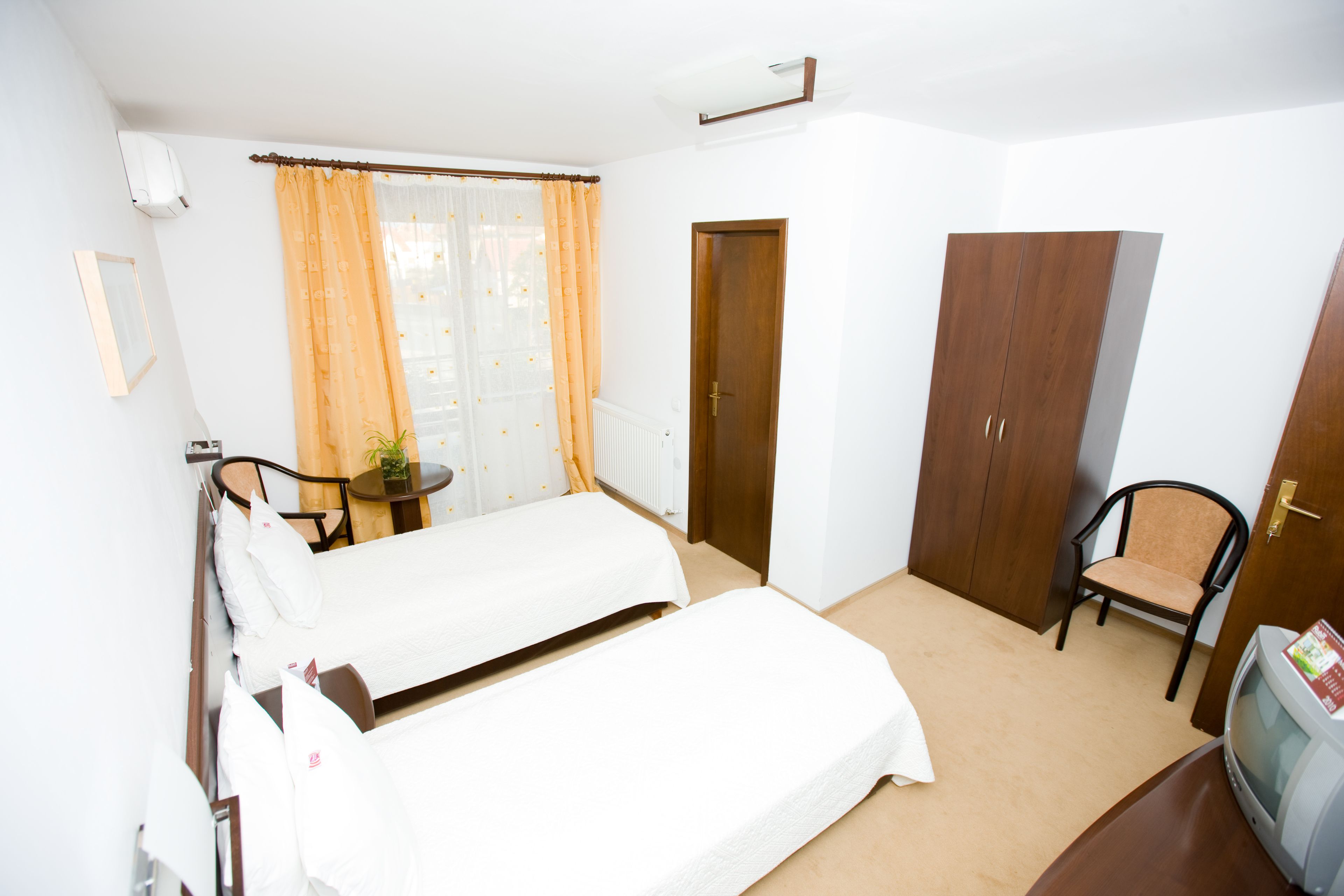 minibar, desk, free wifi