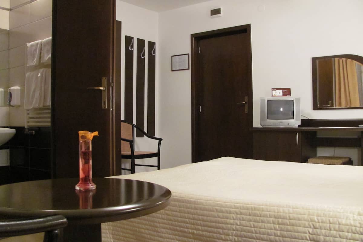 minibar, desk, free wifi