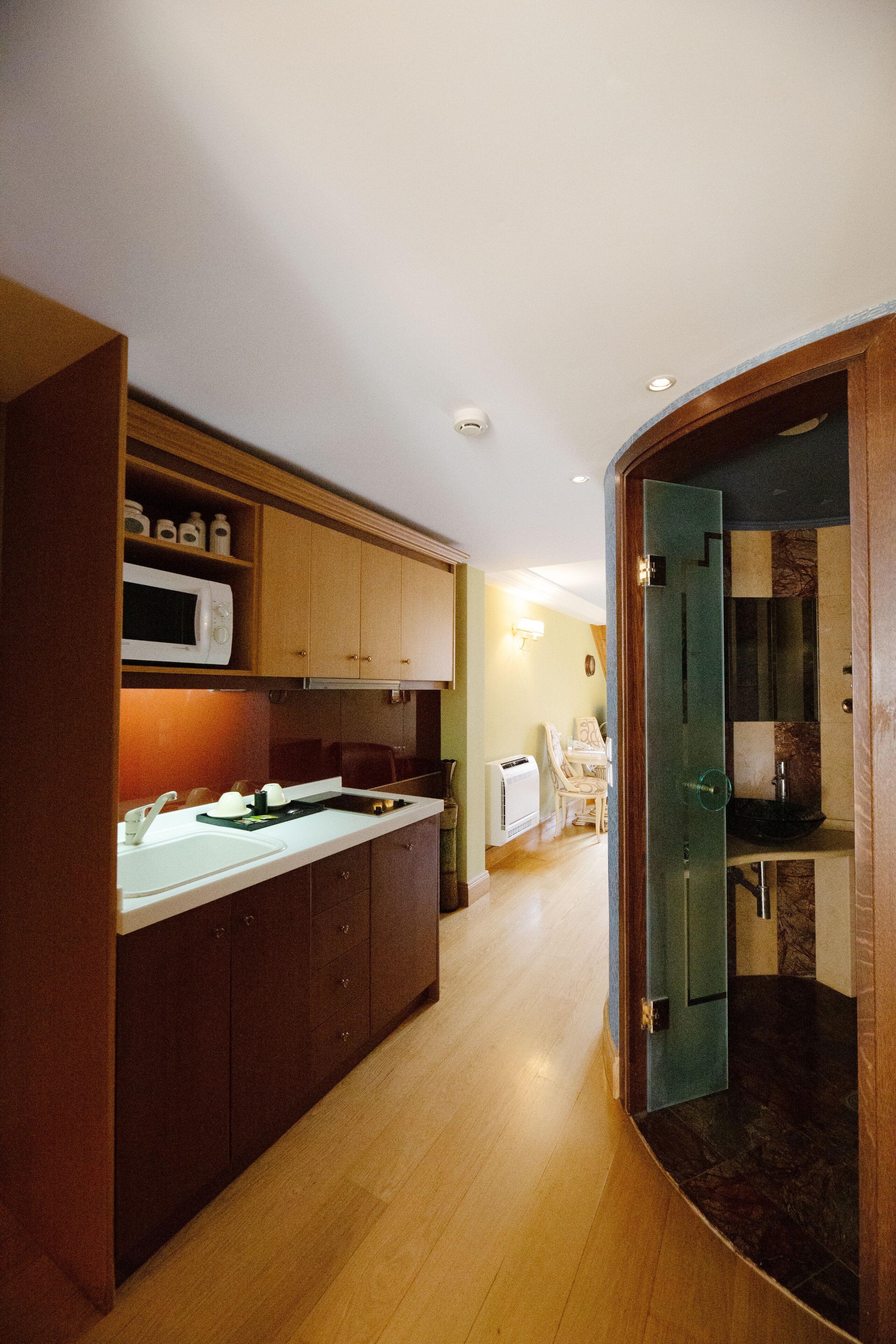 deluxe suite, balcony, city view | egyptian cotton sheets, desk, soundproofing, iron/ironing board