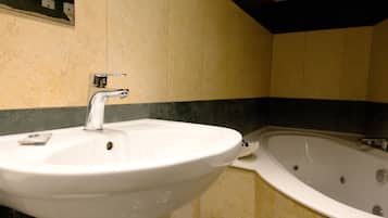 Suite Deluxe, vista città | Bagno | Set di cortesia gratuito, asciugacapelli, asciugamani, carta igienica