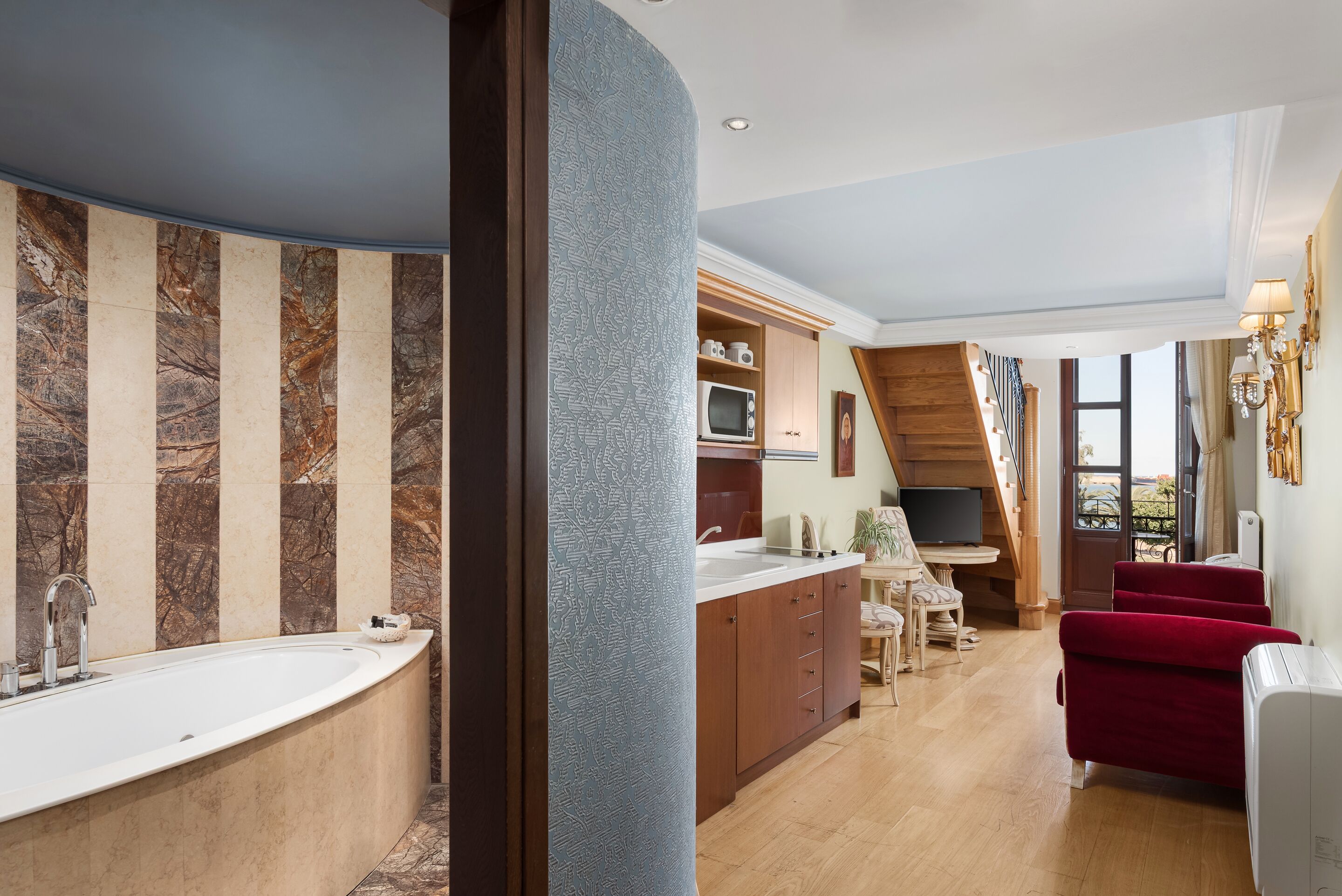 Suite Supérieure, balcon, vue mer | Draps en coton égyptien, couette en duvet d'oie