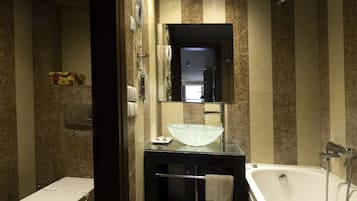 Suite Deluxe, vista città | Bagno | Set di cortesia gratuito, asciugacapelli, asciugamani, carta igienica