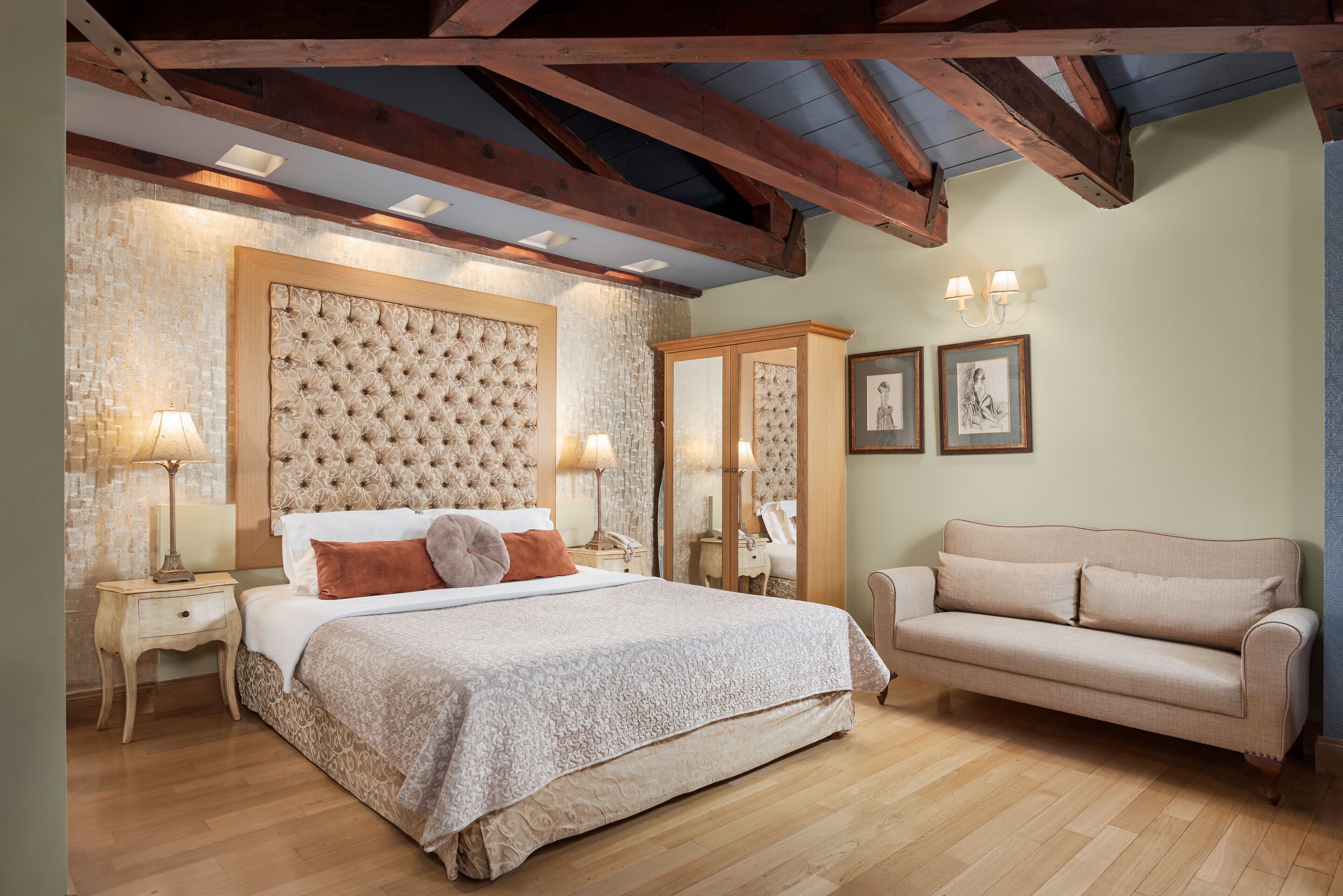 컴포트 스위트 | 이집트산 면 시트, 오리/거위털 이불, 메모리폼 침대, 객실 내 금고