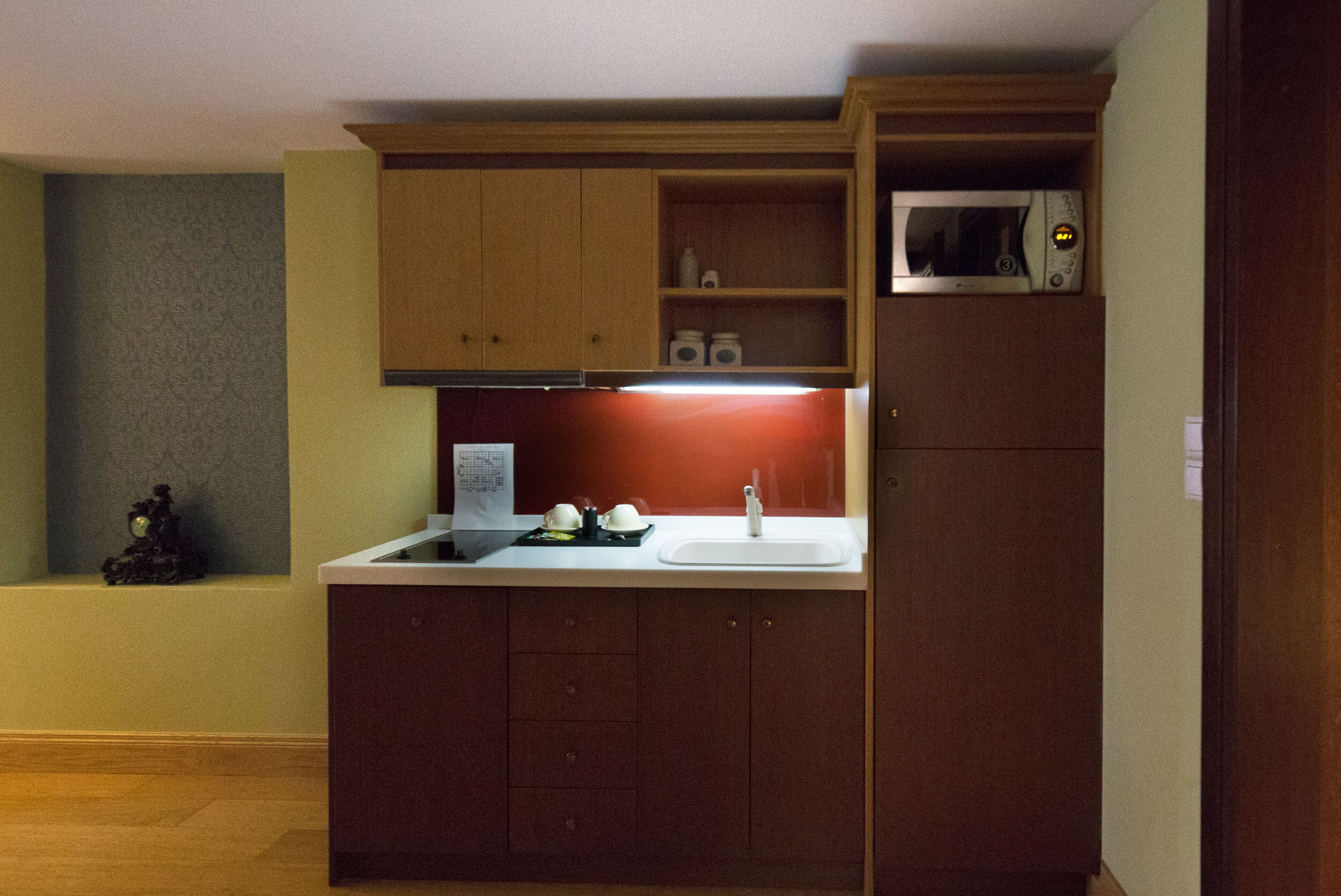 deluxe suite, city view | egyptian cotton sheets, desk, soundproofing, iron/ironing board