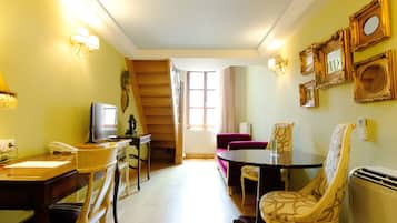 Suite Deluxe, vista città | Biancheria in cotone egiziano, una scrivania, insonorizzazione