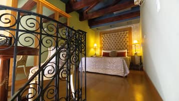 Suite Deluxe, vista città | Biancheria in cotone egiziano, una scrivania, insonorizzazione