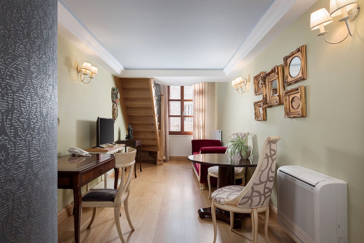 Deluxe suite, uitzicht op de stad | Lakens van Egyptisch katoen, donsdekens, bedden met traagschuimmatrassen