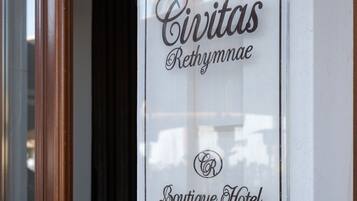 Señal para el hotel boutique Civitas Rethymna, que indica que ofrece residencias exclusivas.