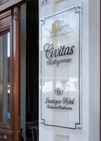 Señal para el hotel boutique Civitas Rethymna, que indica que ofrece residencias exclusivas.