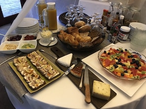 Free buffet breakfast