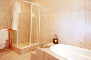 Camera Luxury con letto matrimoniale o 2 letti singoli, 1 letto king | Dotazioni del bagno | Vasca e doccia separate, set di cortesia gratuito, asciugacapelli