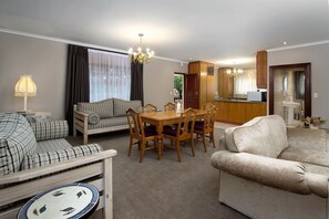 Luxury Cottage, 1 Bedroom, Mountain View, Mountainside (king/twin 5) | Living room