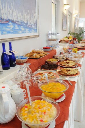 Free daily buffet breakfast