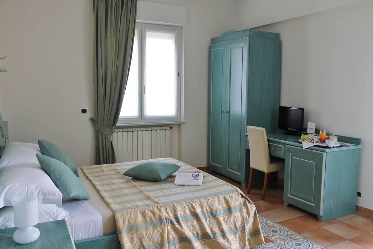 Egyptian cotton sheets, Select Comfort beds, in-room safe, desk