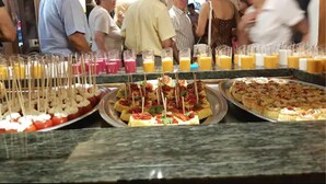 Een buffet met diverse soorten eten en drinken.