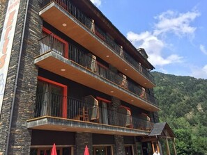 Vista frontal de la propiedad