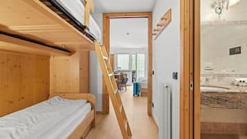 Studio, balkon (4 people) | Donsdekens, een kluis op de kamer, verduisterende gordijnen