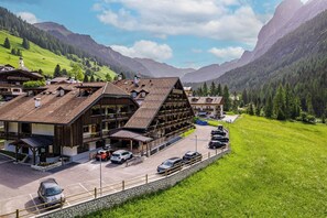 Front of property - Aparthotel Princess (Canazei)