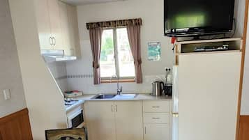 Chalet, 1 Schlafzimmer, Kochnische | Eigene Kochnische | Kühlschrank, Mikrowelle, Herdplatte, Wasserkocher mit Kaffee-/Teezubehör