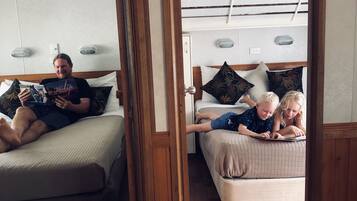 Chalet, 2 chambres, coin cuisine | Fer et planche à repasser