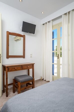 (Double or Twin) Bed Apartment 2nd Floor | Safe på rommet, wi-fi (inkludert) og sengetøy