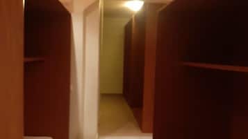 4 Bed Female Dorm Bed (Basement) | Zimmersafe, kostenloses WLAN, Bettwäsche