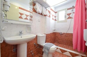 Buồng tắm vòi sen, máy sấy tóc, khăn tắm 