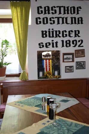 Se sirven desayunos, comidas y cenas 