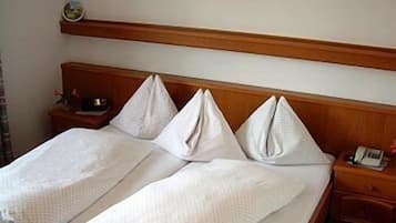 Een minibar, een kluis op de kamer, een bureau, extra bedden