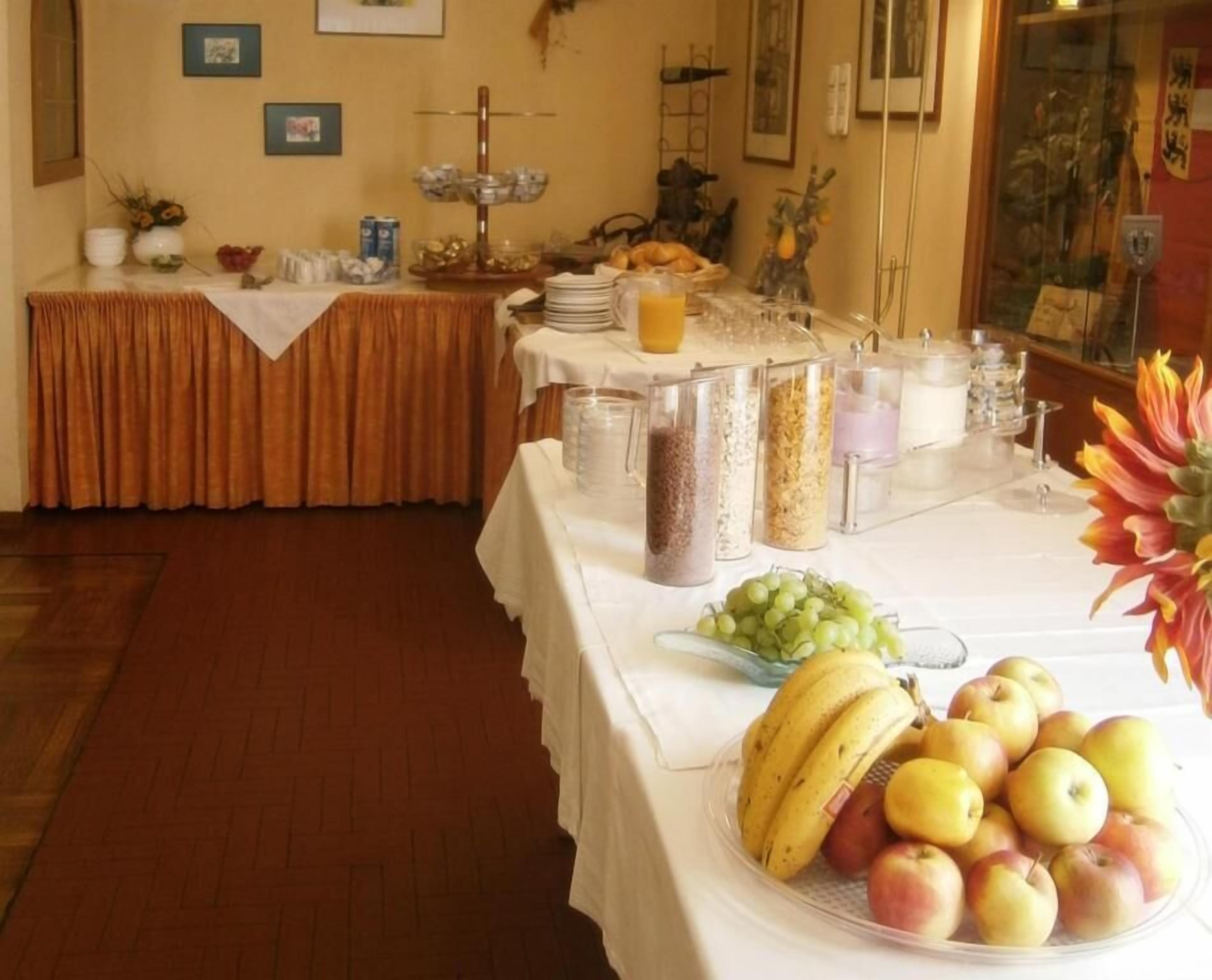 Petit déjeuner, déjeuner et dîner servis sur place, vue sur le jardin
