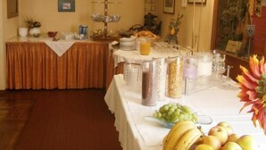 Un buffet de petit-déjeuner proposant une variété d’aliments et d’accompagnements.