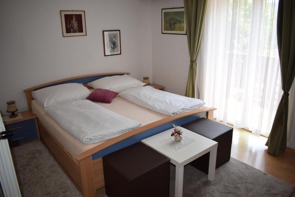 Minibar, Zimmersafe, Schreibtisch, Zustellbetten