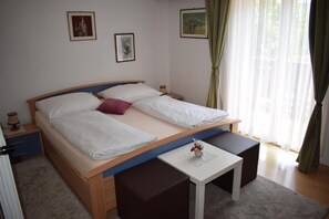 Minibar, Zimmersafe, Schreibtisch, Zustellbetten