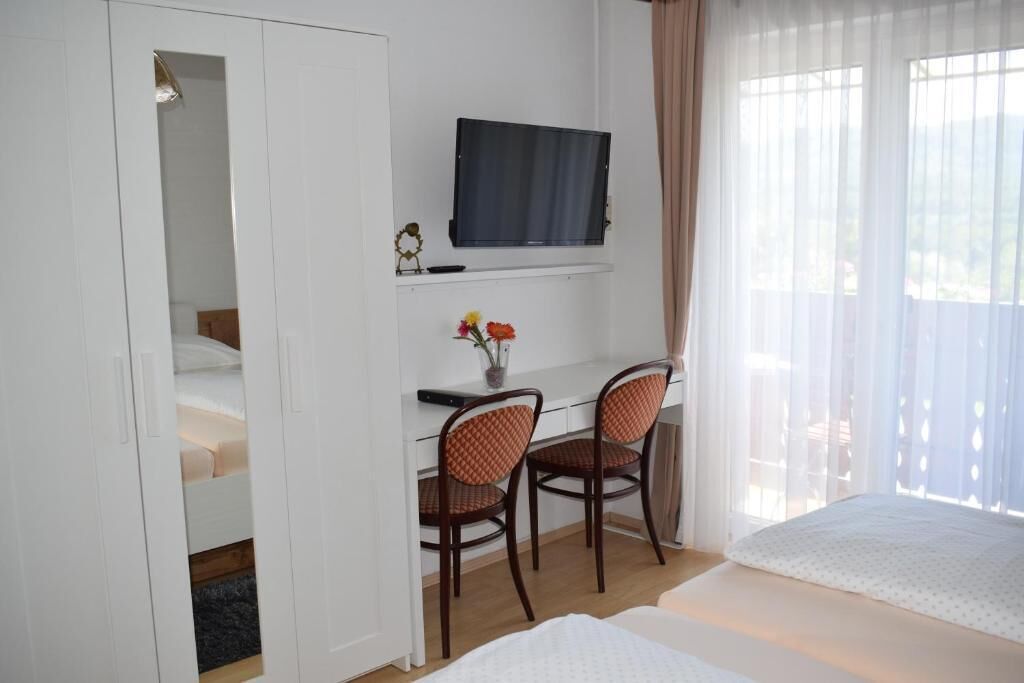 Minibar, pengeskab på værelset, skrivebord, ekstra senge