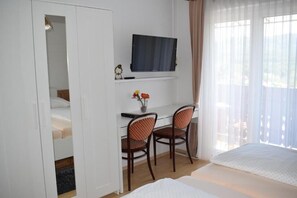 Een minibar, een kluis op de kamer, een bureau, extra bedden