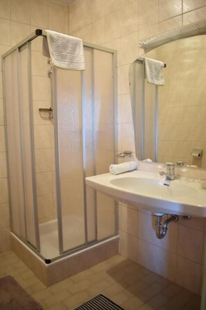 Free toiletries, hair dryer, bathrobes, towels - Gasthof Pension Bürger (Schiefling am See)