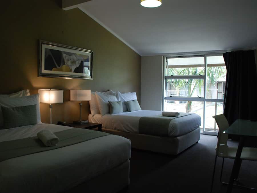 Minibar, escritorio, espacio para trabajar con laptop y wifi gratis