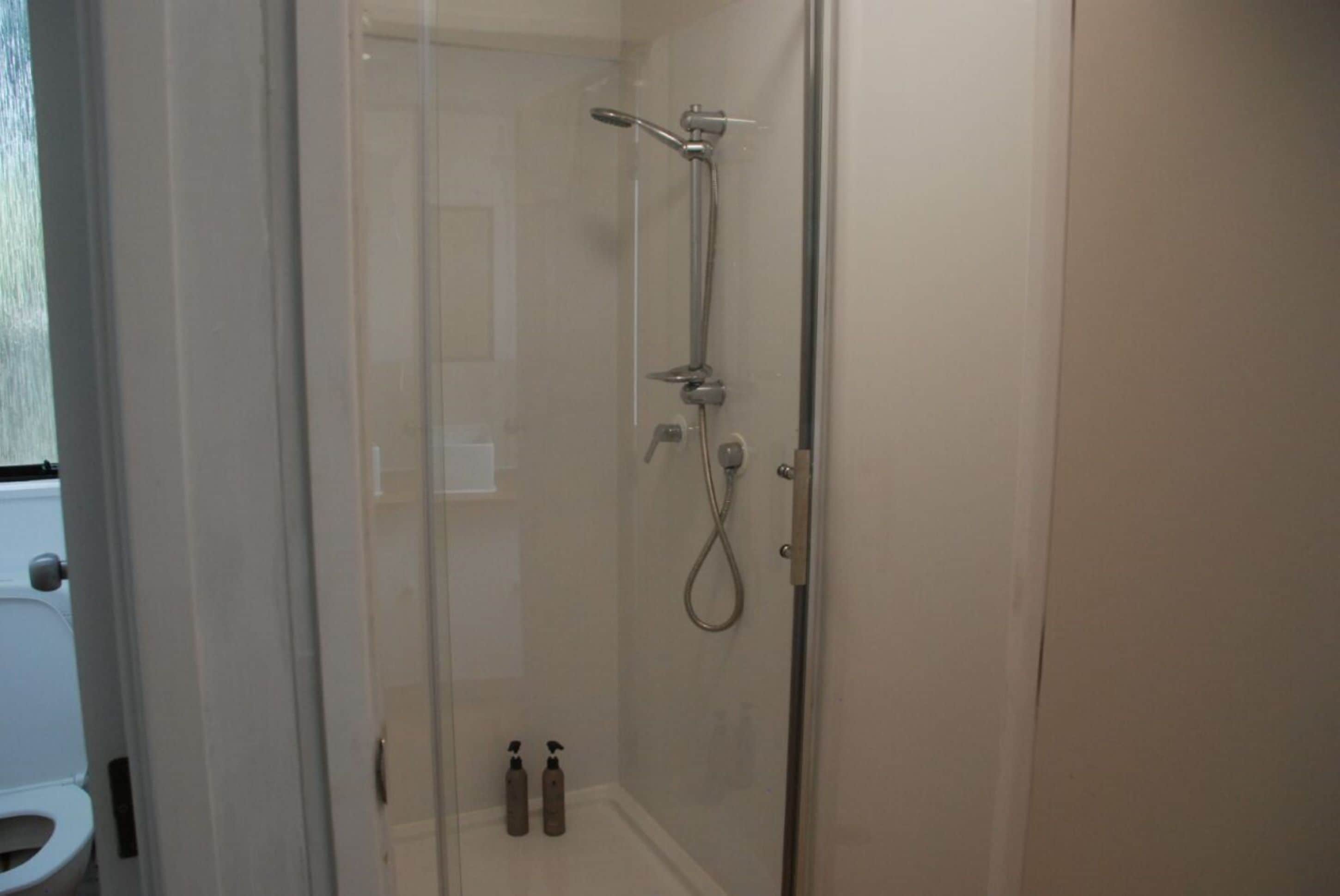 Chambre Standard avec lits jumeaux, salle de bains commune | Salle de bain commune