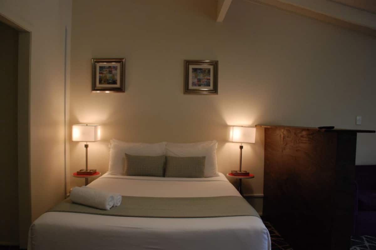 Minibar, desk, laptop workspace, free WiFi