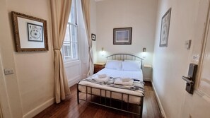Tabla de planchar con plancha, wifi gratis, ropa de cama