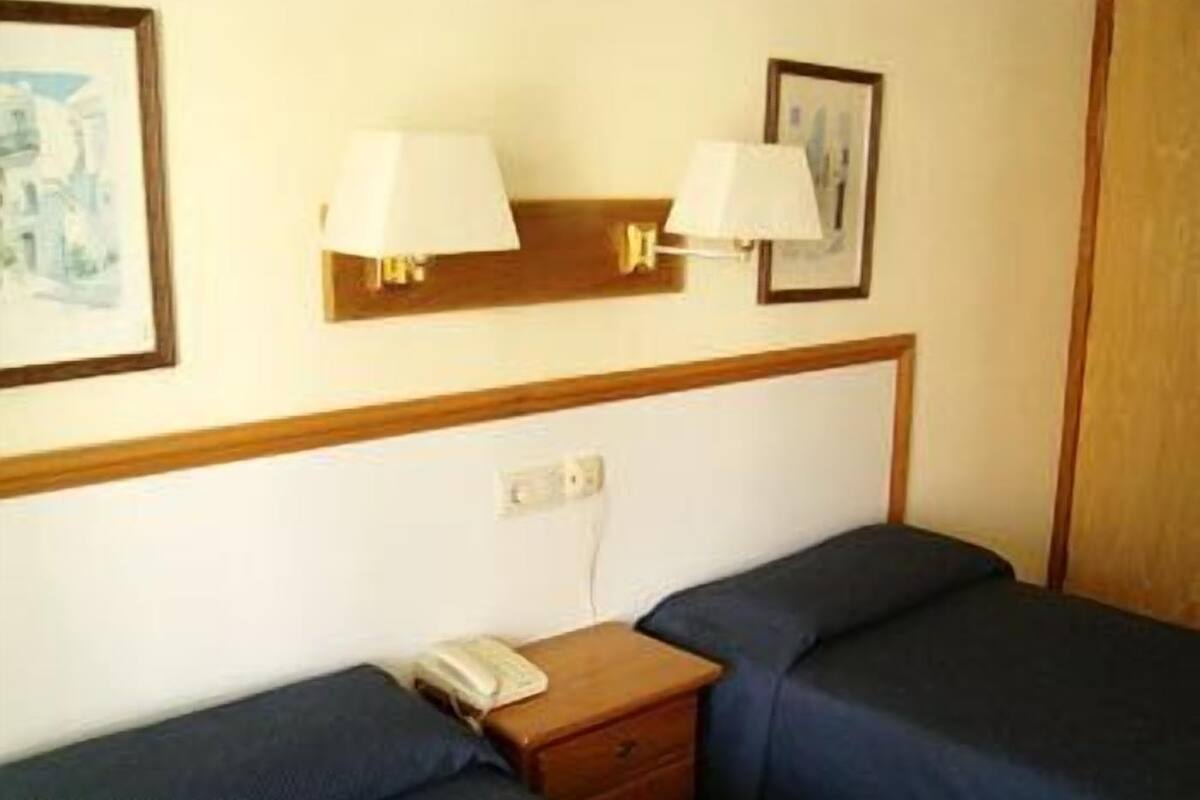 1 habitación, tabla de planchar con plancha, cunas y wifi