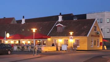 Voorkant accommodatie - avond/nacht