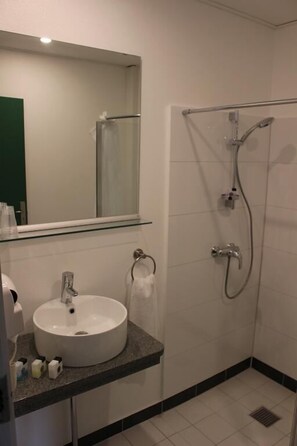 Shower, hair dryer, towels - Hotel Hirtshals (Hirtshals)