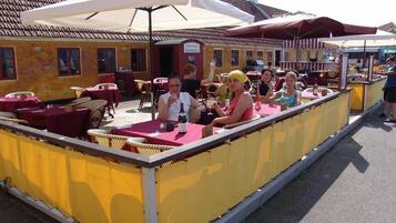 Petit déjeuner, déjeuner et dßner servis sur place